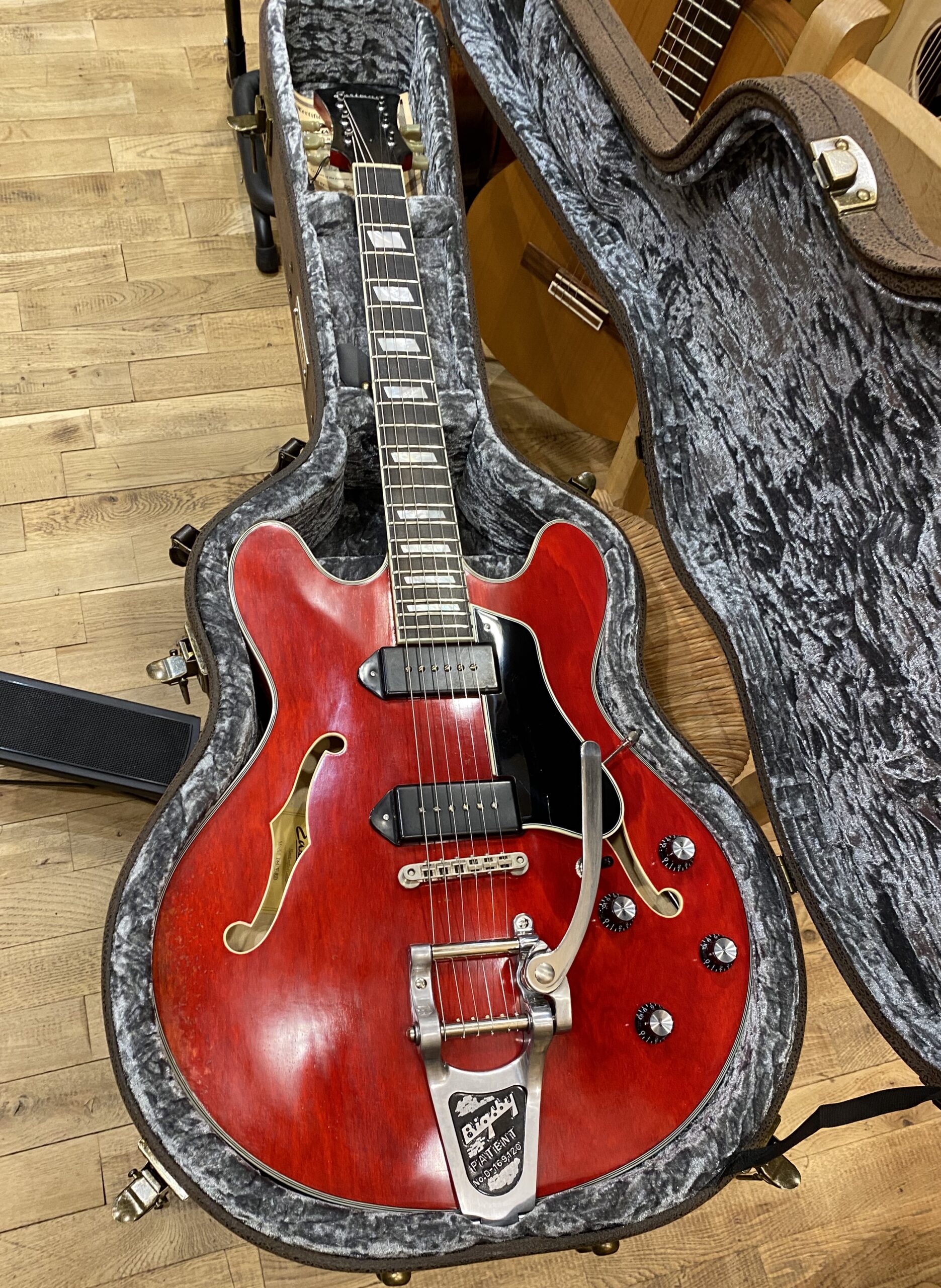 Eastman T64/V antique red met bigsby
