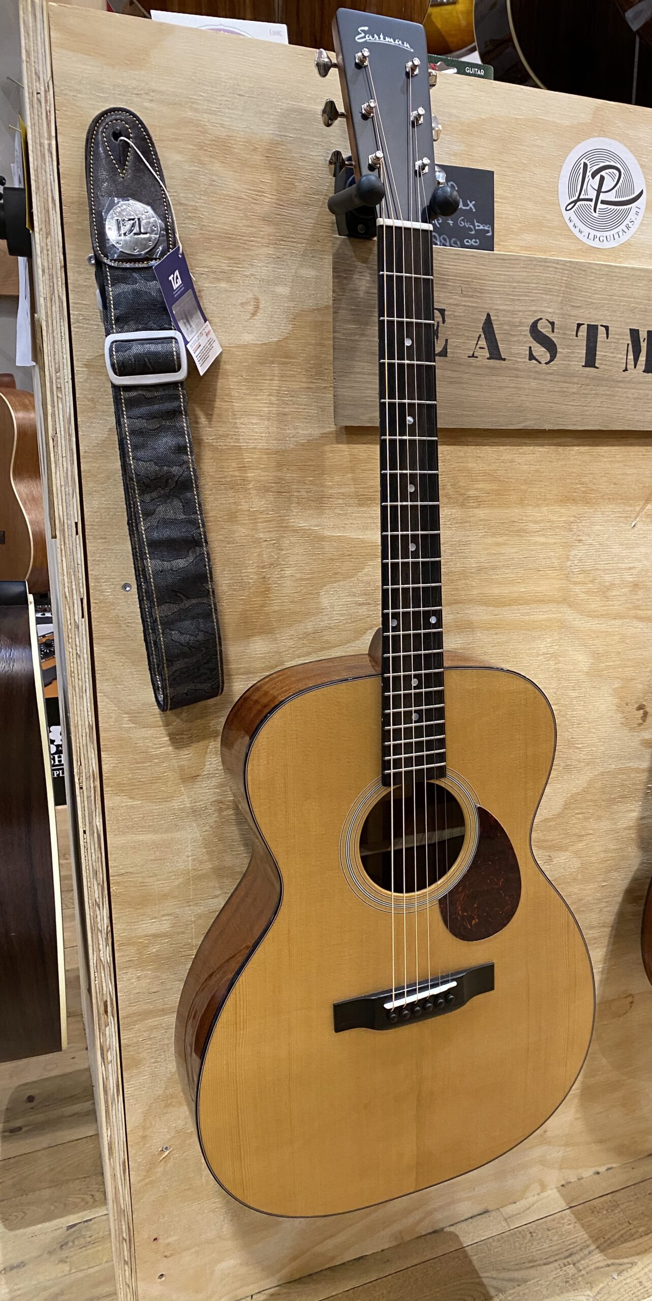 Eastman E1Om Deluxe